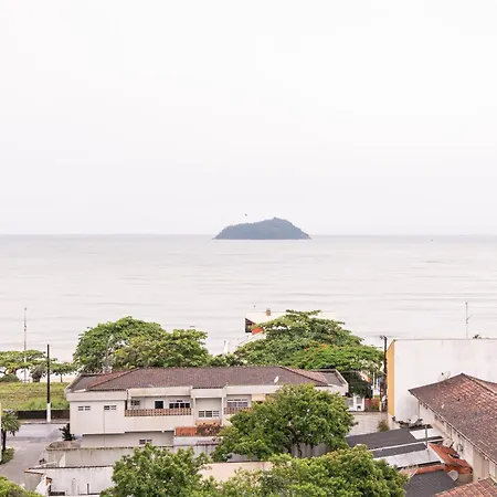 Praia Sacada: Beachside Apartment with Pool and 24/7 Security Picarras Room photo