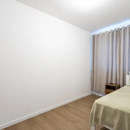 Praia Sacada: Beachside Apartment with Pool and 24/7 Security Picarras Room photo