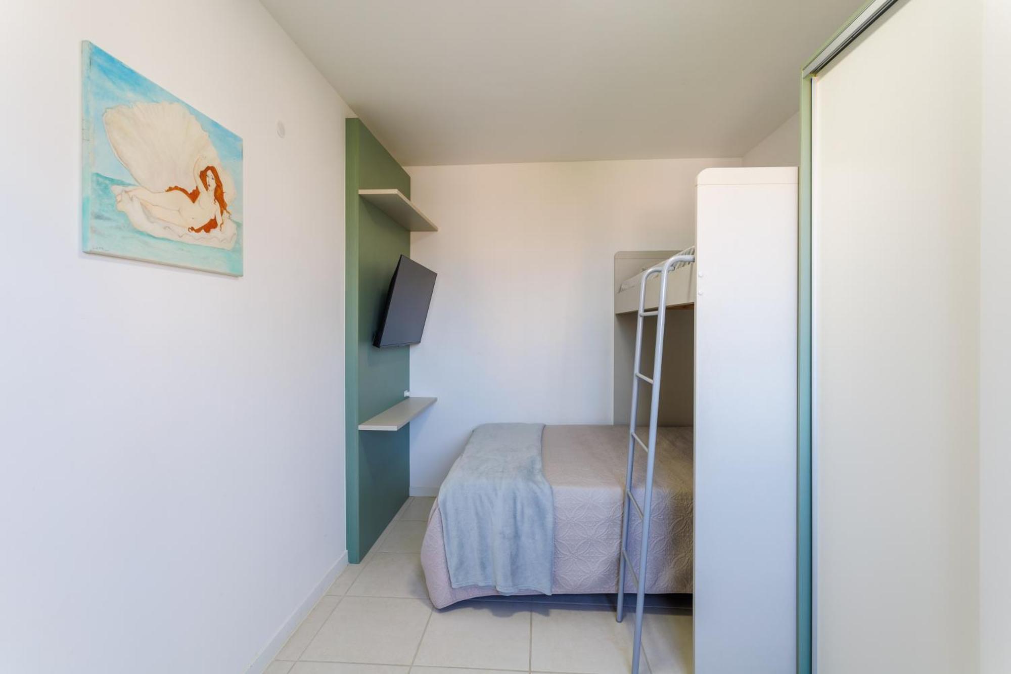 Apartment Sacada: Beachside With Pool And 24/7 Security